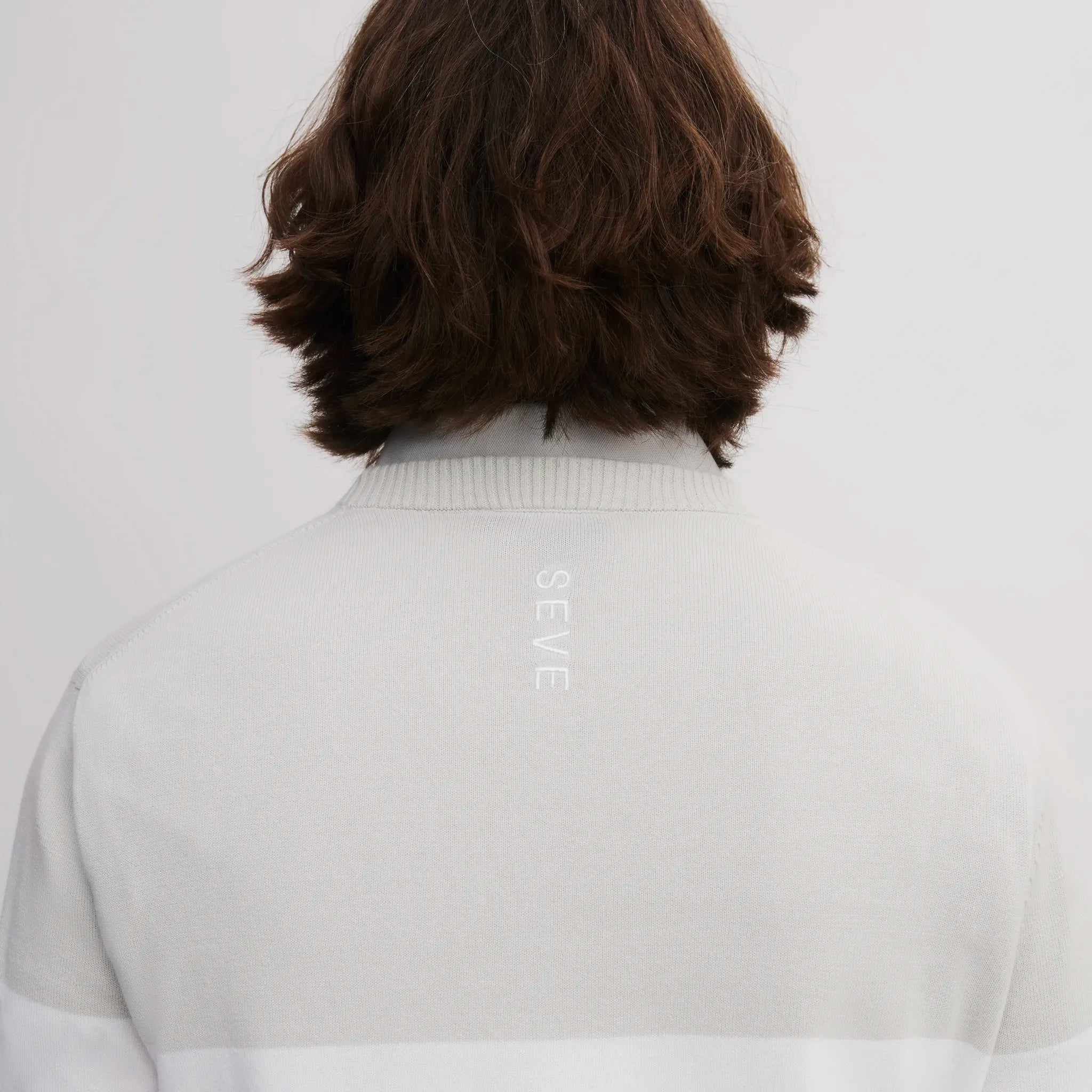 ICON BLOCK ROUND NECK SWEATER EGG WHITE/ASH GREY